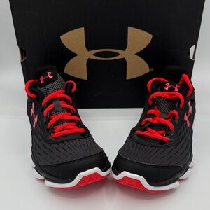 Under Armour Spine Disrupt boys shoes black and red size 4.5 youth
